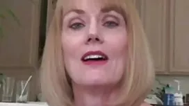 Seorang wanita muda  ...