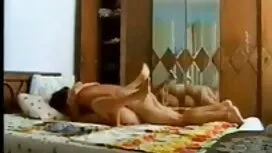Ibu menunjukkan anak ...
