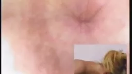 Seorang gadis menghi ...