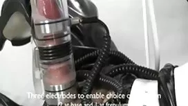 Orang itu memukul se ...