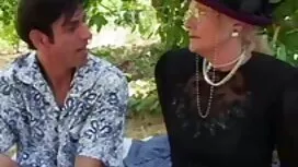 Vanessa menuangkan s ...