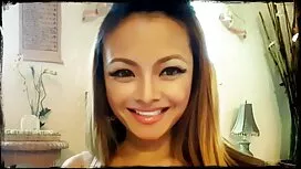 Mira duduk dengan pe ...