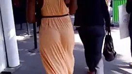 Seorang lelaki berma ...